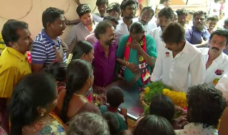 Udhayanithi stalin in funeral of actor theepeti ganesan மறைந்த நகைச்சுவை நடிகர் தீப்பெட்டி கணேசன் உடலுக்கு உதயநிதி ஸ்டாலின் நேரில் அஞ்சலி..