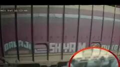 વલસાડમાં ટ્રક નીચે આવી જતા ક્લિનરનું થયું મોત, જુઓ વીડિયો