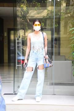 Kriti Sanon Pics: স্টাইলিশ টপ ও রিপড জিনসে নজর কাড়লেন কৃতি স্যানন