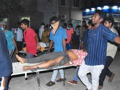 हृदयद्रावक छायाचित्रे : तेलंगणामध्ये कबड्डी सामन्यादरम्यान स्टेडियमची गॅलरी कोसळली, अनेक जखमी