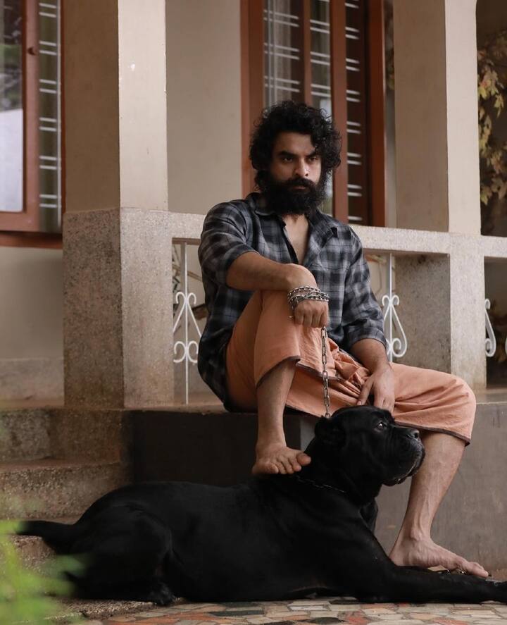 நாயின் மேல் கால் வைத்து போஸ்
