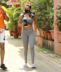 વર્કઆઉટ બાદ ટી-શર્ટ ઉતારી પરસેવો લૂછતી મલાઈકા અરોરાને જોવા લોકોની ભીડ ઉમટી, જુઓ તસવીરો