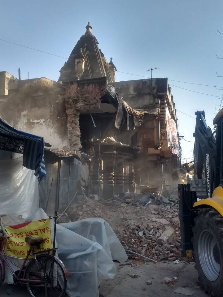 भोसले काळात निर्माण झालेला या मंदिरात काळ्या दगडांचा मुरलीधर मंदिर खूपच सुंदर आहे. मंदिराच्या चारी बाजूंनी सुबक असं कोरीव काम करण्यात आला आहे. अनेक सुंदर मूर्ती दगडात कोरण्यात आल्या आहेत. मात्र आपल्या व्यवसायिक फायद्यासाठी अवतीभोवतीच्या काही दुकानदारांनी मंदीराला खेटून त्यांची दुकानं वाढवली, ज्यामध्ये नवनवीन बांधकाम केलं आणि मंदिराच्या कोरीव कामाला मोठं नुकसान पोहचवलं.