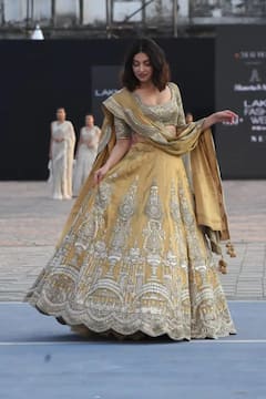 পূজা হেগড়ে,হিনা খান,দিব্যা খোসলা ও অন্যরা, ল্যাকমে ফ্যাশন উইকে চাঁদের হাট