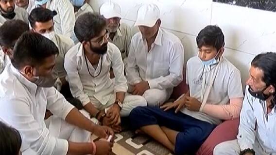 Rajkot: હાર્દિક પટેલ કોગ્રેસના કાર્યકરો સાથે સૃષ્ટિ રૈયાણીના બેસણામાં પહોંચ્યો, જુઓ વીડિયો