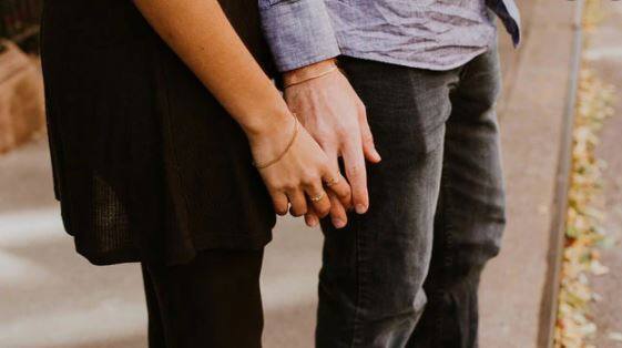 Surat: યુવતી પતિની ગેરહાજરીમાં પાડોશી સાથે માણતી શરીર સુખ, અમદાવાદમાં પ્રેમીના મિત્રે એક રાતમાં બે વાર માણ્યું શરીર સુખ ને..