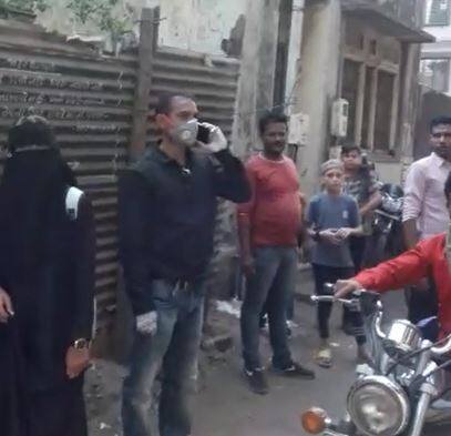 Surat: People mis behavior with corporation team video goes viral Surat: મુસ્લિમ મહિલા-પુરૂષે કોર્પોરેશનની ટીમને કાનમાંથી કીડા ખરે એવી ગાળો આપીને ભગાડી, કોરાના કી મા કા.....જુઓ વીડિયો