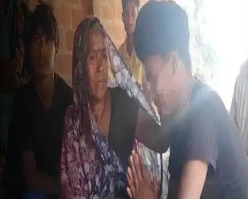 નવી દિલ્હીઃ હોળીનો તહેવાર નજીક આવી રહ્યો છે. સપ્તાહ બાદ દેશભરમાં હોળીના તહેવારને ધામધૂમથી મનાવવામાં આવશે. હોળીનો તહેવાર અનેક પરિવારો માટે ખુશીઓ લઇને આવે છે, ત્યારે હરદોઇના સાંડી વિકાસ ખંડના ફિરોઝપુર ગામના એક પરિવાર માટે આ તહેવાર ખુશીઓ કરતાં પણ અતિ આનંદનો બની ગયો છે, કેમકે તેમને દીકરો 14 વર્ષ બાદ ઘરે આવ્યો છે. ખરેખરમાં પરિવારનો દીકરો 14 વર્ષ અગાઉ ભાગી ગયો હતો અને હવે તે ફરીથી ઘરે આવ્યો છે.