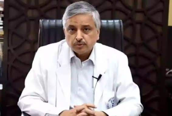 Wrong to Vaccinate Young People Before Those at Higher Risk of Dying says AIIMS Director Dr Randeep Guleria જે લોકોને મોતનો ખતરો છે તેની પહેલા યુવાનોને રસી આપવી તે અયોગ્ય:  ડૉ. રણદિપ ગુલેરીયા
