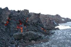 भयावह! आइसलॅंडमध्ये 800 वर्षांनंतर ज्वालामुखीचा उद्रेक, 32 किमी दूर अंतरावरूनही दिसतायत ज्वाळा