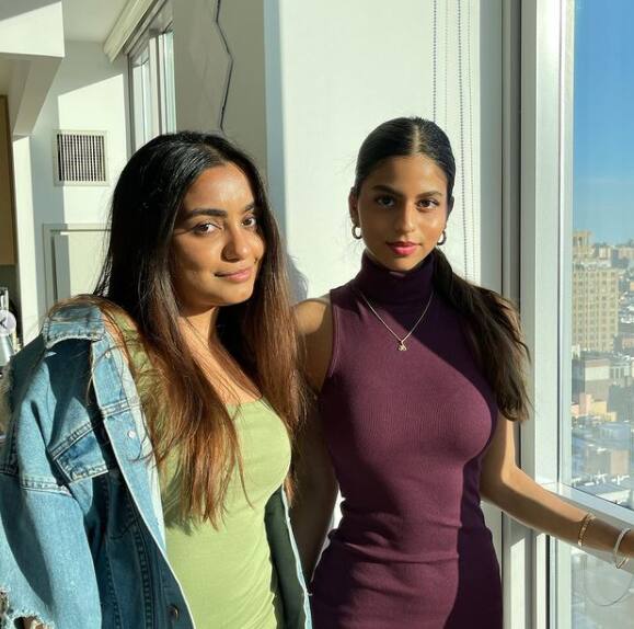 Suhana who is completing her film studies course at the New York University has shared pictures on Instagram posing with her friends with the New York skyline flaunting her gorgeous purple bodycon dress from all angles. [pic credit: Instagram/Suhana Khan]
