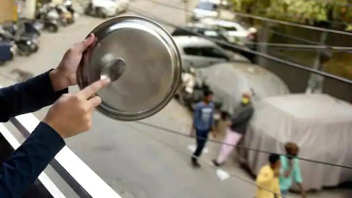 আর ঠিক তার আগে ২২ মার্চ ছিল জনতা কার্ফু। ভাইরাসের চেন ভাঙার জন্যই কার্ফু ঘোষণা করেন প্রধানমন্ত্রী নরেন্দ্র মোদি। লকডাউনের বর্ষপূর্তিতে ফের করোনার ত্রাস দেশে।