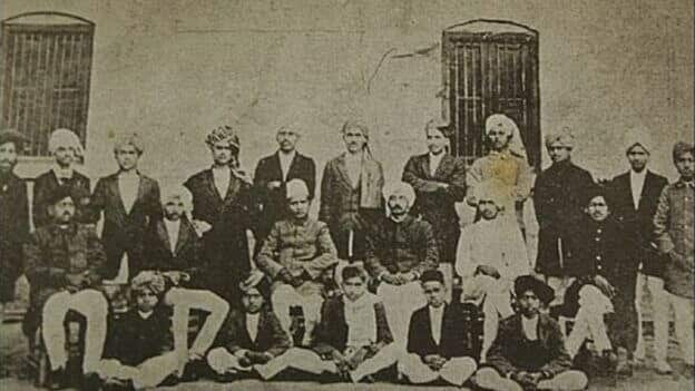 ਇਹ ਤਸਵੀਰ ਭਗਤ ਸਿੰਘ ਦੀ ਉਸ ਵੇਲੇ ਦੀ ਹੈ ਜਦੋਂ ਉਹ ਡੀਏਵੀ ਕਾਲਜ, ਲਾਹੌਰ ਪੜ੍ਹਦਾ ਸੀ। ਇਹ ਕਾਲਜ ਦੀ ਡਰਾਮਾ ਸੁਸਾਇਟੀ ਦੀ ਗਰੁੱਪ ਫੋਟੋ ਹੈ। ਇਹ ਫੋਟੋ ਲਗਪਗ 1923 ਦੇ ਸਮੇਂ ਦੀ ਹੈ।