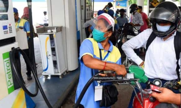petrol diesel price today fuel price reduce in india ચાર દિવસ બાદ ફરી સસ્તું થયું પેટ્રોલ-ડીઝલ, જાણો તમારા શહેરમાં કેટલા છે ભાવ
