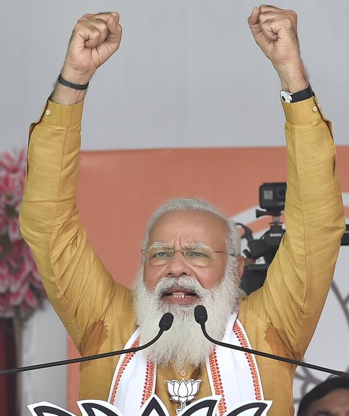 মোদি বলেন, ‘বাংলায় দিদি আপনাদের কোনও হিসেব দিচ্ছেন না। কেউ হিসেব চাইলেই গালি দিচ্ছেন দিদি। তৃণমূল সরকার এখানে কিছুই করতে দেয়নি। দিদি এখন মেদিনীপুরে এসে অজুহাত দিচ্ছেন।’