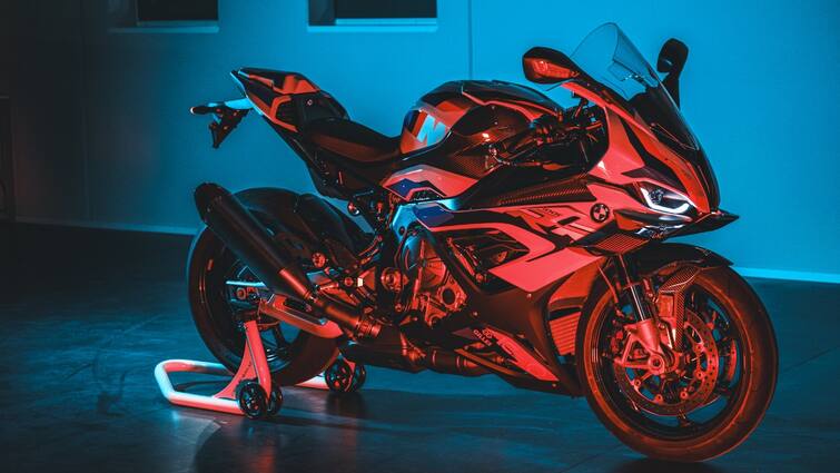 BMW M 1000 RR trailer is out now 