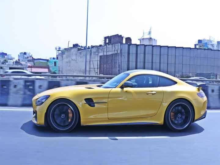 New AMG GT R એક સુપર કાર હોવાની સાથે તેમાં એક હાઈએન્ડ ઓડિયો સિસ્ટમ, ડ્યૂલ ઝોન ક્લાઈમેટ કંટ્રોલ સાથે બીજા અનેક ફિચર મળે છે. આ સુપરકારના ડ્રાઈવિંગ રિવ્યૂની વાત કરીએ તો New AMG GT R એક લો ગ્રાઉન્ડ ક્લીયરન્સ છે અને દિલ્હીના સ્પીડ બ્રેકર્સથી તેને નુકસાન પહોંચી શકે છે. તેનાથી બચવા માટ કાર સાવધાનીપૂર્વક ચલાવવું જરૂરી છે.