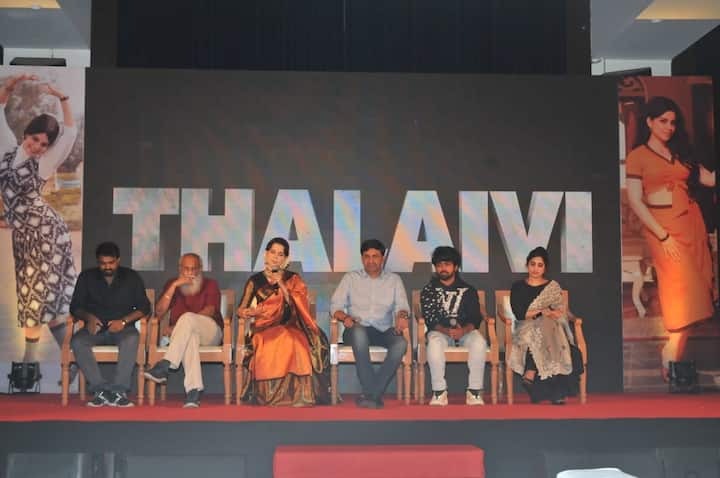 মুম্বইয়ের জুহুতে কঙ্গনা রানাউত অভিনীত থালাইভি ছবির ট্রেলার মুক্তি পেল। রাজকীয় সাজে সেই অনুষ্ঠানে উপস্থিত হলেন কঙ্গনা রানাউত।