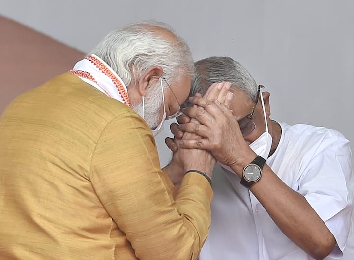 মোদি বলেন, ‘দিদি, আপনাকে নন্দীগ্রাম অনেক কিছু দিয়েছে। এখন আপনি নন্দীগ্রামের মানুষদের বদনাম করছেন। সারা দেশের কাছে বদনাম করছেন। নন্দীগ্রামের মানুষরা এটা সইবেন বা। এই অপমানের সাজা দেবেন নন্দীগ্রামবাসীরা। আর এই ভোটেই দেবেন সেই সাজা।’