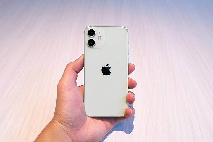iPhone:अॅमेझॉनच्या या सेलमध्ये  iPhone 12 Mini कमी किंमतीत खरेदी करण्याची संधी आहे. हा फोन सेलमध्ये 61,100 रुपयांमध्ये उपलब्ध असेल. अॅपलच्या या 5 जी फोनमध्ये बायोनिक चिप दिली आहे.