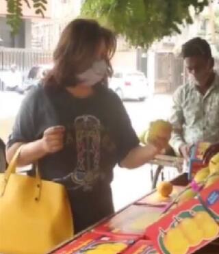 આ સેલિબ્રિટીએ કેરી ખરીદવા માસ્ક કાઢીને સૂંઘી અને પાછી મૂકી દેતાં થઇ ગઇ ટ્રોલ