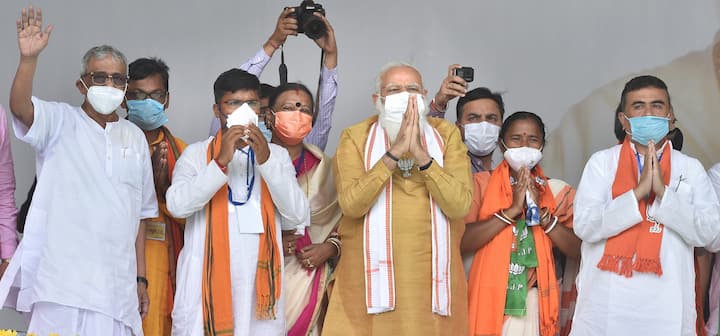 মোদি বলেন, ‘২ মে সব দেওয়াল ভেঙে যাবে। বিজেপি সরকার আসবে। বাংলার প্রতি ঘর থেকে, সবার মুখে একটাই আওয়াজ উঠছে। ২ মে দিদি যাচ্ছে। তৃণমূলের খেলা শেষ হবে। উন্নয়ন আরম্ভ হবে।‘