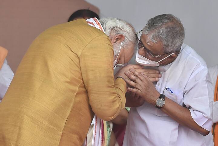 মোদি বলেন, ‘রবি ঠাকুর, বঙ্গিমের বাংলায় বহিরাগতদের কথা বলছেন মমতা। আমরা সবাই এই ভারতভূমির সন্তান। এই ভারতে কেউ বহিরাগত নয়। এখানে কোনও ভারতবাসী বহিরাগত নয়।’