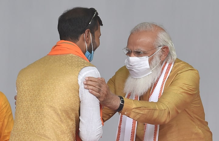 মোদি বলেন, ‘আমফানে ক্ষতিগ্রস্তদের জবাব দিতে পারেননি দিদি। ভাইপো উইন্ডোয় কাটমানির টাকা ঢুকে গেছে। বাংলা জানতে চায়, গরিবদের চাল কে লুঠ করেছে। আগে দেখা পাওয়া যেত না, এখন সরকার দুয়ারে দুয়ারে যাচ্ছে। আপনার খেলা ধরা পড়ে গেছে। ২ মে মমতাকে দরজা দেখাবে বাংলার মানুষ।