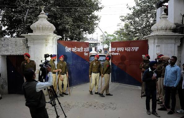 Prisoners released due to corona on Parole, 170 inmates jump parole, police conducting search operations ਕੋਰੋਨਾ ਕਾਰਨ ਛੱਡੇ ਕੈਦੀਆਂ 'ਚੋ 170 ਕੈਦੀ ਫਰਾਰ, ਪੁਲਿਸ ਨੇ ਚਲਾਇਆ ਸਰਚ ਅਪਰੇਸ਼ਨ