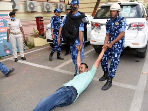 ਬਿਲ ਦਾ ਵਿਰੋਧ ਕਰਨ ਵਾਲੇ ਵਿਧਾਇਕਾਂ ਨੇ ਦੋਸ਼ ਲਾਇਆ ਕਿ ਵਿਧਾਨ ਸਭਾ ਅੰਦਰ ਤਾਇਨਾਤ ਸੁਰੱਖਿਆ ਕਰਮੀਆਂ ਨੇ ਉਨ੍ਹਾਂ ਨਾਲ ਬਦਸਲੂਕੀ ਕੀਤੀ ਅਤੇ ਜ਼ਬਰੀ ਸਦਨ ਤੋਂ ਬਾਹਰ ਕੱਢਿਆ। ਵਿਧਾਇਕਾਂ ਨਾਲ ਪੁਲਿਸ ਦੀ ਧੱਕੇਸ਼ਾਹੀ ਦੀਆਂ ਤਸਵੀਰਾਂ ਸੋਸ਼ਲ ਮੀਡੀਆ 'ਤੇ ਵਾਇਰਲ ਹੋ ਰਹੀਆਂ ਹਨ।