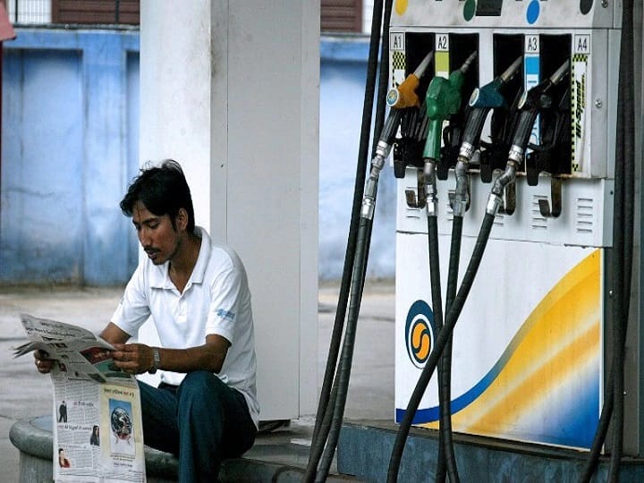 Petrol-Diesel Price Today 14th July 2022 check latest rate with citiwise full list mumbai pune thane navi mumbai marathi news Petrol-Diesel Price : कच्च्या तेलाच्या किमतींत मोठी घट; झटपट चेक करा तुमच्या शहरांतील पेट्रोल-डिझेलचे दर