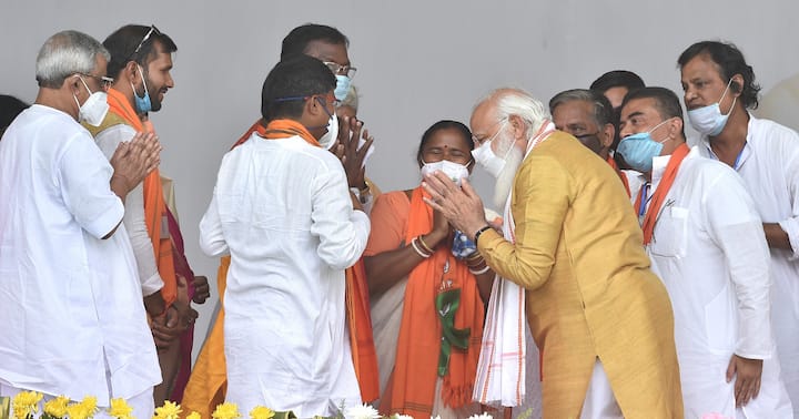 মোদি বলেন, ‘বাংলার বিকাশ বিজেপির সঙ্কল্প। বাংলা চায় শিক্ষা, শিল্প, কর্মসংস্থান, নারী সুরক্ষা, কৃষক সম্মান। বাংলায় দরকার বিজেপি সরকার। বিজেপি সব স্কিমকে স্ক্যাম থেকে মুক্ত করবে।’