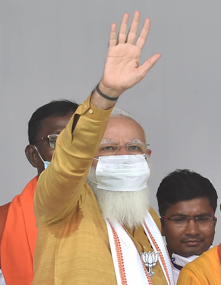 মোদি বলেন, ‘বাংলার কৃষকরা দিদির নির্মমতা ভুলতে পারবেন না। পিএম কিষাণ প্রকল্পের টাকা আসতে দেননি দিদি। বাংলার কৃষকদের সঙ্গে শত্রুতা করেছেন দিদি। বিজেপি সরকার গড়লেই, ৩ বছরের বকেয়া টাকা পাবেন কৃষকরা। বাংলার কৃষকরা দিদির নির্মমতা ভুলতে পারবেন না। পিএম কিষাণ প্রকল্পের টাকা আসতে দেননি দিদি। বাংলার কৃষকদের সঙ্গে শত্রুতা করেছেন দিদি। বিজেপি সরকার গড়লেই, ৩ বছরের বকেয়া টাকা পাবেন কৃষকরা।’