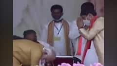 West Bengal Election 2021 | नरेंद्र मोदी यांनी थेट 'त्या' कार्यकर्त्याचेच पाय धरले