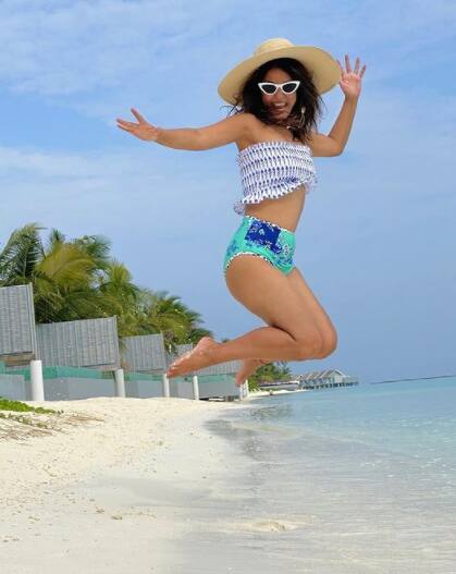 In the latest set of pictures shared by Hina, she can be seen frolicking on the sandy beach of Maldives with all her hearts. [pic credit: Instagram/Hina Khan]