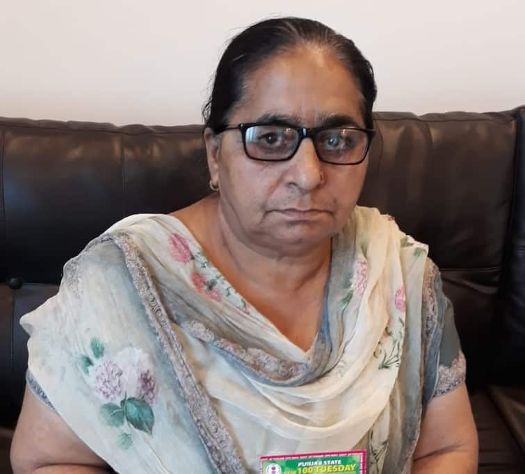 Baghapurana scrap dealer’s wife hits jackpot, wins rs. one crore, 1st prize of punjab state dear 100 monthly lottery ਬਾਘਾਪੁਰਾਣਾ ਦੀ ਆਸ਼ਾ ਦੀਆਂ ਆਸਾਂ ਨੂੰ ਪਿਆ ਬੂਰ, ਲਾਟਰੀ 'ਚ ਜਿੱਤਿਆ ਇੱਕ ਕਰੋੜ ਰੁਪਏ ਦਾ ਪਹਿਲਾ ਇਨਾਮ