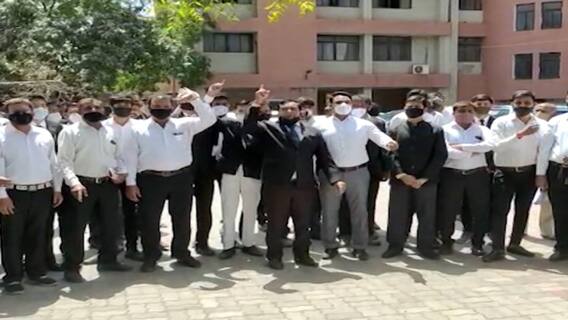 Rajkot માં કોરોનાના કારણે કોર્ટ બંધ થતા વકીલોએ નોંધાવ્યો વિરોધ, જુઓ વીડિયો