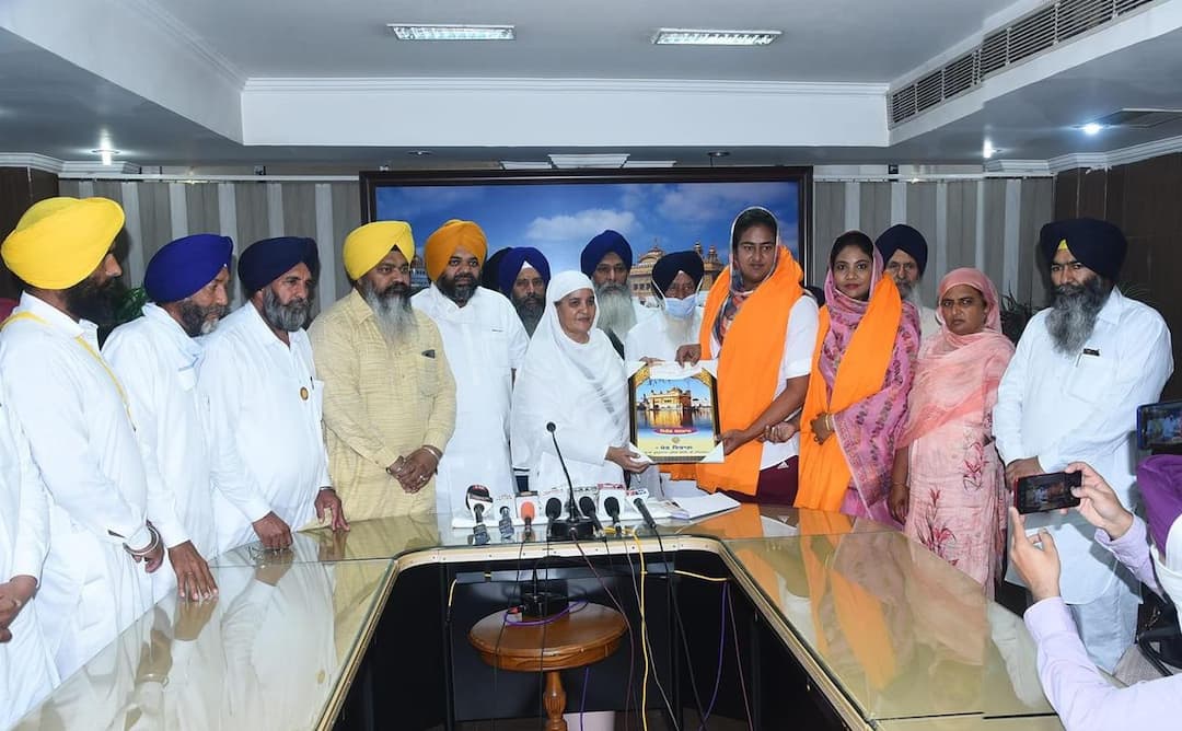 Muktsar's Kamalpreet makes history, SGPC pays Rs 2 lakh for not appearing in Olympics ਮੁਕਤਸਰ ਦੀ ਕਮਲਪ੍ਰੀਤ ਨੇ ਸਿਰਜਿਆ ਇਤਿਹਾਸ, ਓਲੰਪਿਕ 'ਚ ਨਾਂ ਆਉਣ 'ਤੇ ਸ਼੍ਰੋਮਣੀ ਕਮੇਟੀ ਨੇ ਦਿੱਤੇ 2 ਲੱਖ ਰੁਪਏ