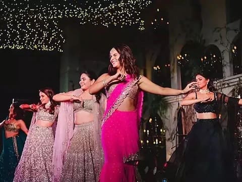 ছবিতেই দেখা যাচ্ছে, আলিয়া পিঙ্ক লেহঙ্গা পরেছিলেন। এই অনুষ্ঠানেই আলিয়ার আর একটি ছবি বেশ নজর কেড়েছে। এতে আলিয়াকে তাঁর বান্ধবীর সঙ্গে দেখা যাচ্ছে। দ্বিতীয় একটি  ছবিতে তাঁকে দেখা যাচ্ছে গার্ল গ্যাং-এর সঙ্গে। এই সমস্ত ছবিগুলিই সোশ্যাল মিডিয়ায় ভাইরাল হয়ে গিয়েছে।