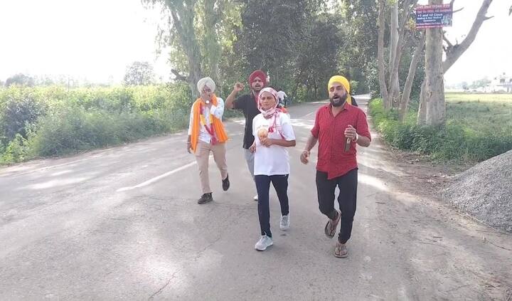 ਇਸ ਦੇ ਚਲਦੇ ਗੁਰਦਾਸਪੁਰ ਦੇ ਪਿੰਡ ਲਾਲਵਾਲਾ ਦੀ ਮਨਜੀਤ ਕੌਰ ਨੇ ਕਿਸਾਨਾਂ ਦੇ ਇਸ ਸੰਘਰਸ਼ 'ਚ ਨੌਜਵਾਨਾਂ ਨੂੰ ਵੱਧ ਤੋਂ ਵੱਧ ਲਾਮਬੰਦ ਕਰਨ ਦੀ ਅਪੀਲ ਕਰਨ ਦੀ ਇਕ ਵੱਖ ਪਹਿਲ ਕਰਦੇ ਆਪਣੇ ਪਿੰਡ ਤੋਂ ਦਿੱਲੀ (ਕਰੀਬ 500 ਕਿਲੋਮੀਟਰ) ਦੌੜ ਲਾ ਕੇ ਜਾਣ ਦਾ ਐਲਾਨ ਕਰਦੇ ਹੋਏ ਅੱਜ ਅਰਦਾਸ ਕਰ ਦਿੱਲੀ ਵੱਲ ਆਪਣਾ ਸਫਰ ਸ਼ੁਰੂ ਕੀਤਾ। 