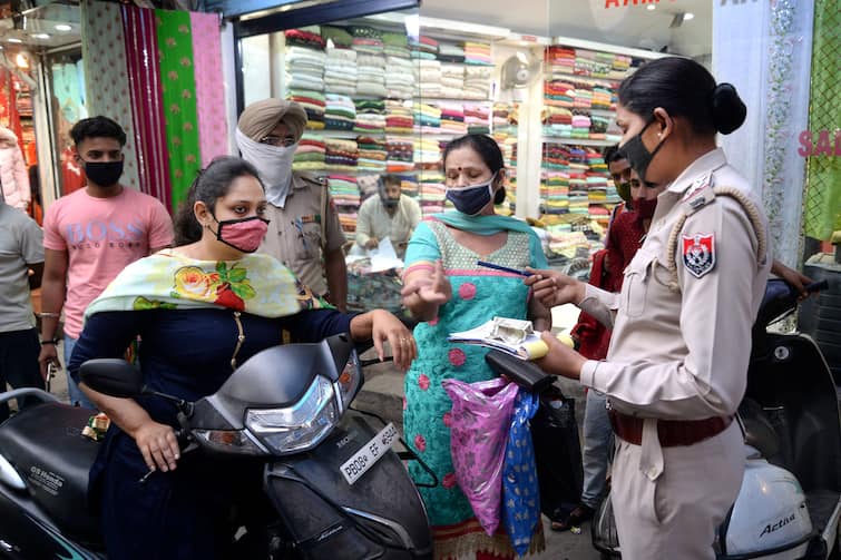 Coronavirus Update: Two lakh people fined for not wearing mask in Mumbai Corona Virus Update : মাস্ক না পরায় এক মাসে ২ লাখ ব্যক্তিকে জরিমানা, আদায় ৪ কোটি