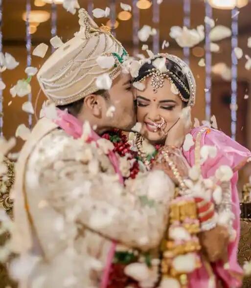 গত ১ ডিসেম্বর বান্ধবী শ্বেতা অগ্রবালের সঙ্গে বিয়ে হয় গায়ক উদিত নারায়ণের ছেলে আদিত্য নারায়ণের। তাঁরাও এবার একসঙ্গে হোলি কাটাবেন। ছবি সৌজন্যে ইনস্টাগ্রাম