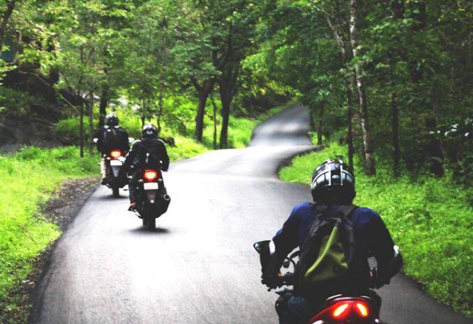 ઉનાળાની શરૂઆત થઈ ગઈ છે અને આ સ્થિતિમાં બાઈક તથા કારની કેર લેવાનો સમય આવી ગયો છે. તડકા અને ગરમીના કારણે બાઇકમાં અનેક પ્રકારની સમસ્યા પેદા થઇ શકે છે. જો તેના પર સમયસર ધ્યાન આપવામાં ન આવે તો વધારે નુકસાન પહોંચાડી શકે છે.