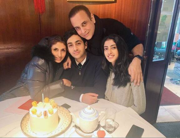 Recently Navya shared this gorgeous family click featuring her mom- Shweta Nanda, father- Nikhil Nanda and brother Agasthya Nanda.  [pic credit: Instagram/Navya Nanda]