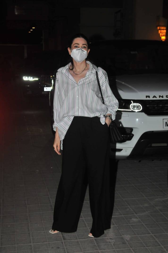 Karisma Kapoor posing for the paps before heading inside Amrita's residence.[ pic credit: Manav Manglani]