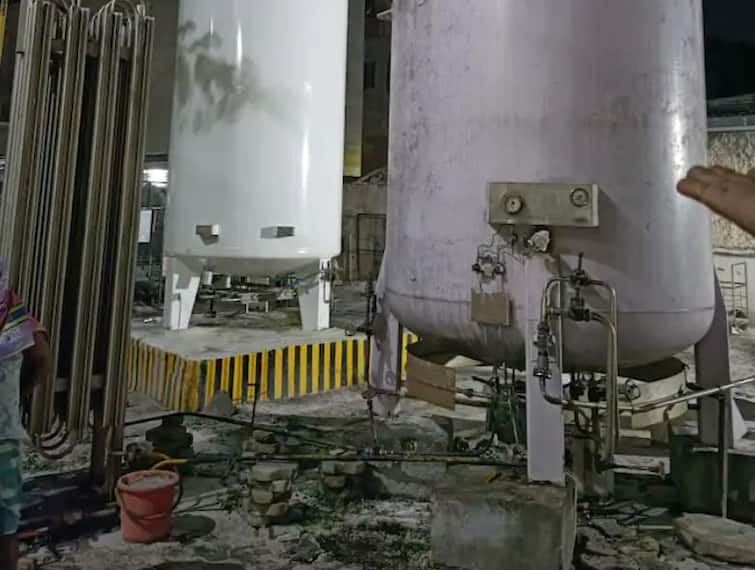 2 Dead explosion of closed oxygen tank at shri markandey sahakari hospital in solapur सोलापुरात ऑक्सिजन टॅंक स्फोटात दोघांचा मृत्यू, नातेवाईकांचा आरोप, रुग्णालय प्रशासनाने आरोप फेटाळले 