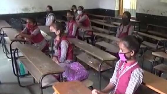મહેસાણા જિલ્લાની શાળામાં બે શિક્ષકોને કોરોના થયો છતાં વર્ગો શરૂ, જુઓ વીડિયો