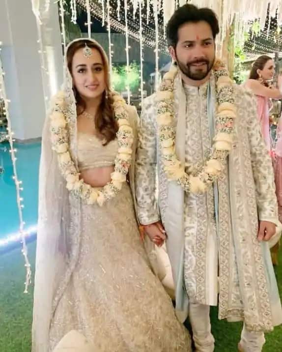 সদ্য বিয়ে করেছেন বলিউড তারকা বরুণ ধবন। এ বছরের ২৪ জানুয়ারি স্কুলের বান্ধবী নাতাশা দালালের সঙ্গে তাঁর বিয়ে হয়। বিয়ের পর এবারই প্রথম হোলি কাটাবেন তাঁরা। ছবি সৌজন্যে ইনস্টাগ্রাম