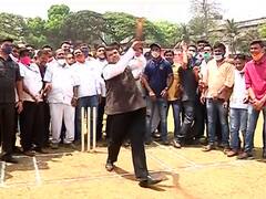 PHOTO : ये लगा सिक्सर...! फडणवीसांची मैदानावर जबरदस्त फटकेबाजी, पाहा फोटो