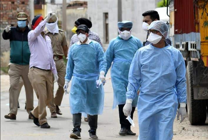 Coronavirus Update: Punjab reports 2,700 fresh covid cases in the state with 1735 recoveries and 43 death Punjab Coronavirus Update: ਪੰਜਾਬ 'ਚ ਕੋਰੋਨਾ ਦੇ ਸਾਲ 'ਚ ਸਭ ਤੋਂ ਵੱਧ ਕੇਸ ਆਏ ਸਾਹਮਣੇ, 24 ਘੰਟਿਆਂ 'ਚ 2700 ਮਾਮਲੇ 